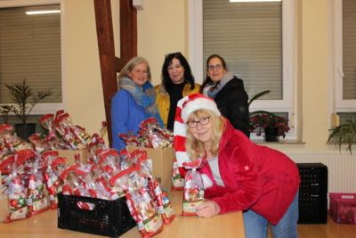 Übergabe der Nikolaustüten