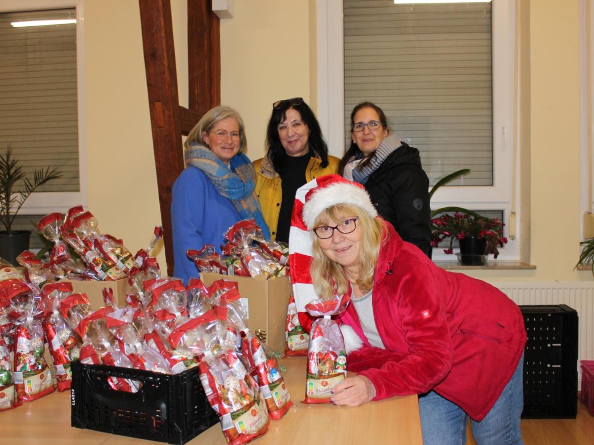 Übergabe der Nikolaustüten