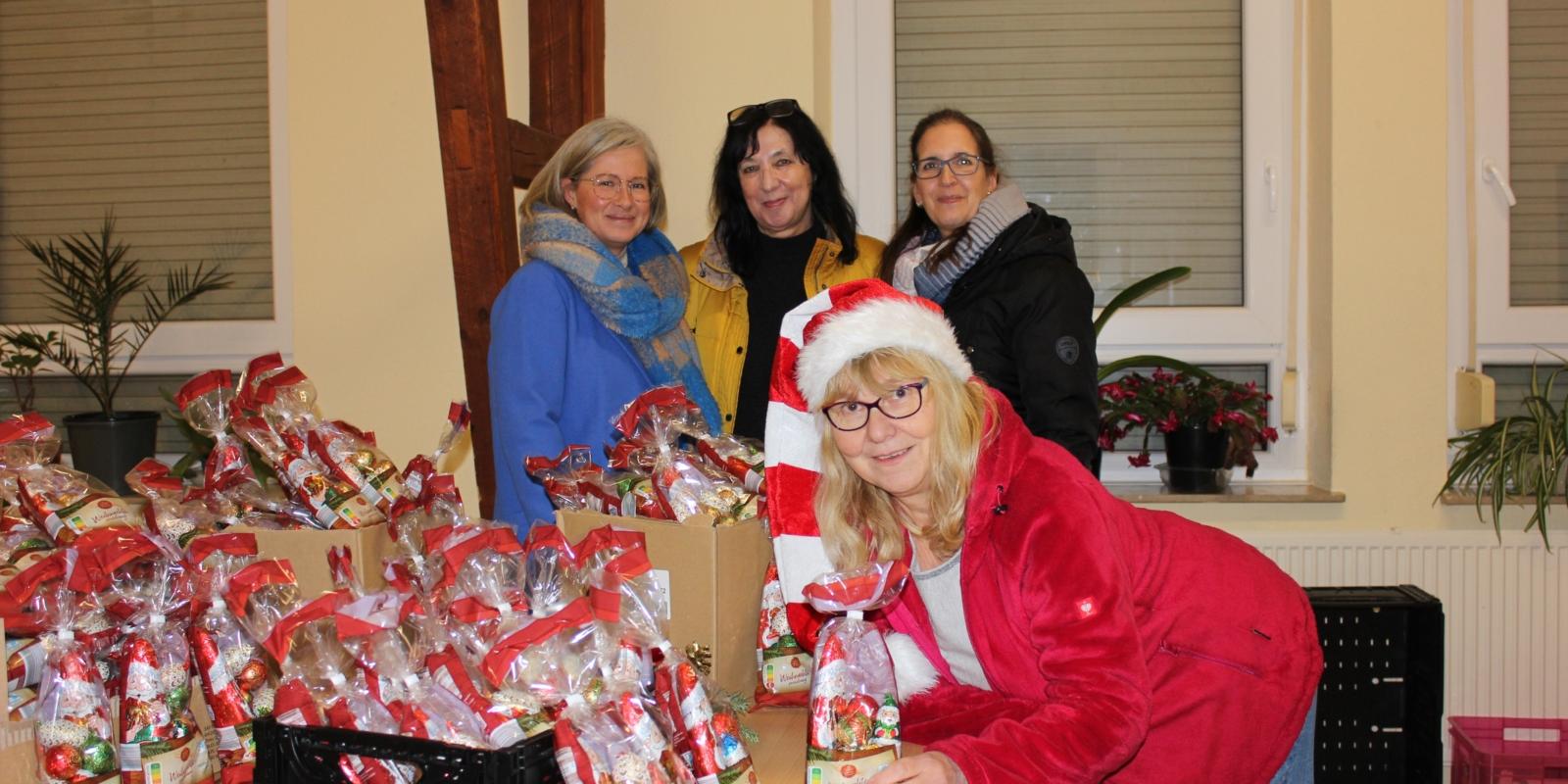 Übergabe der Nikolaustüten