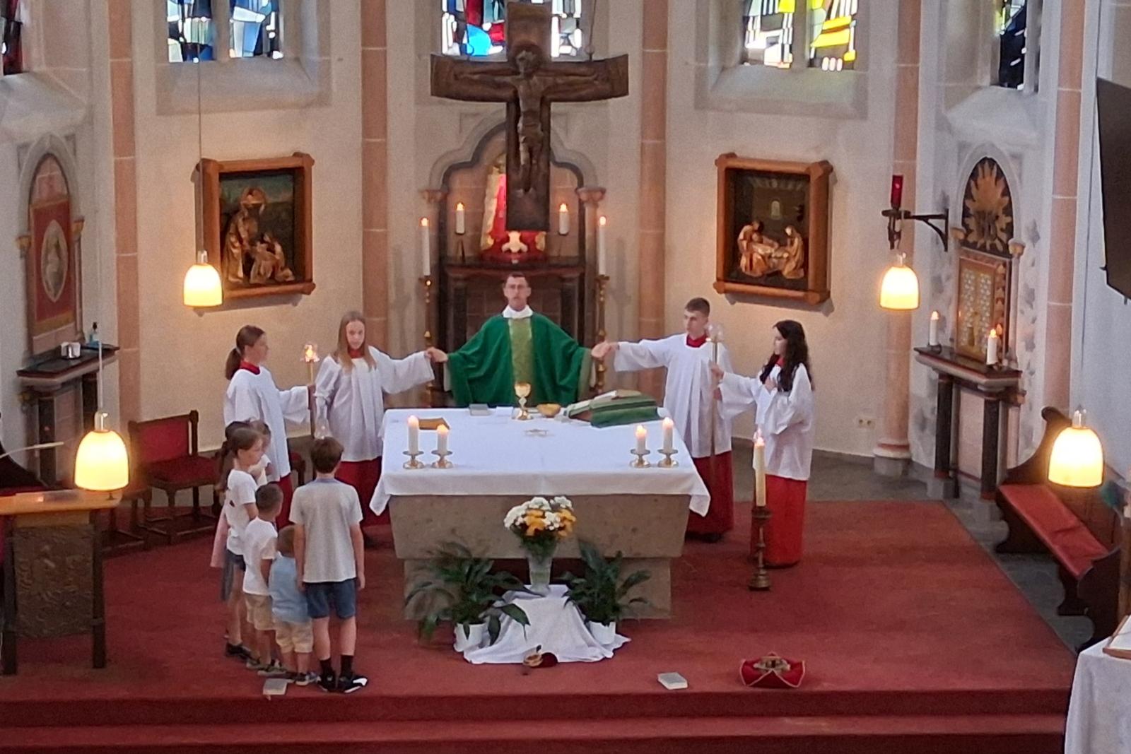 Pilger-Kinder am Altar Rosbach 2026