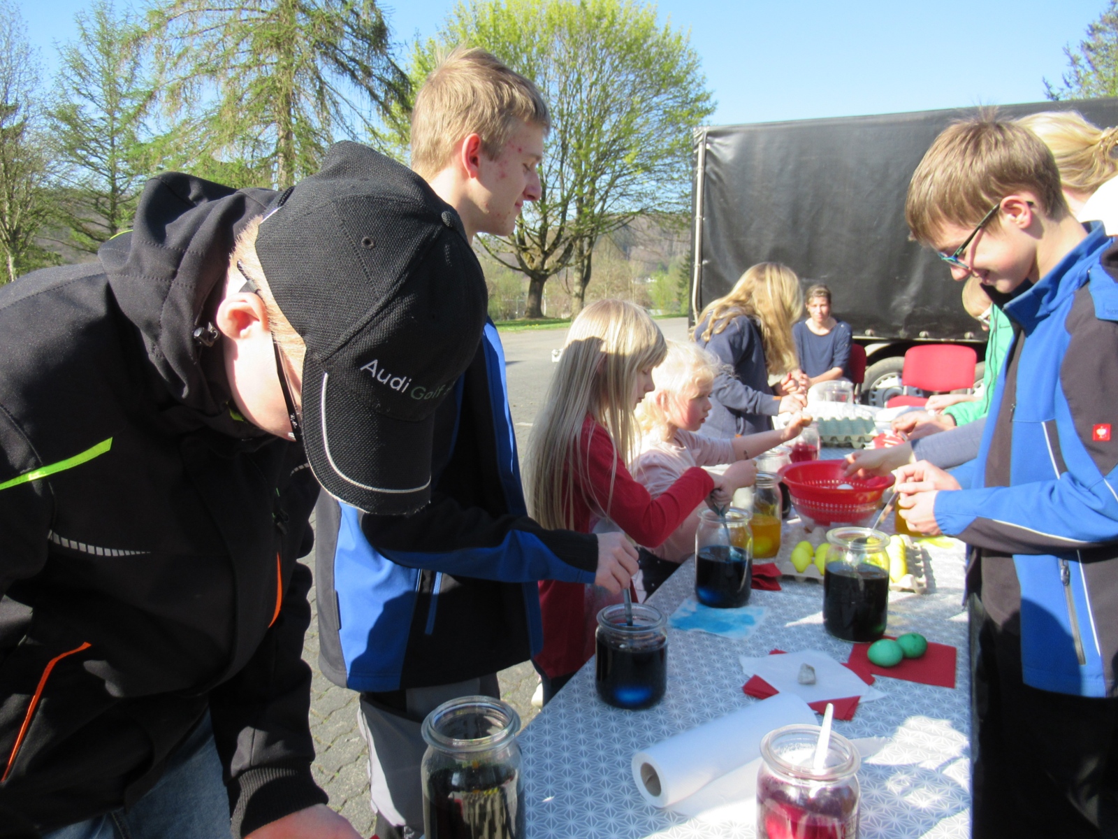 04-15 Ostereier färben 2