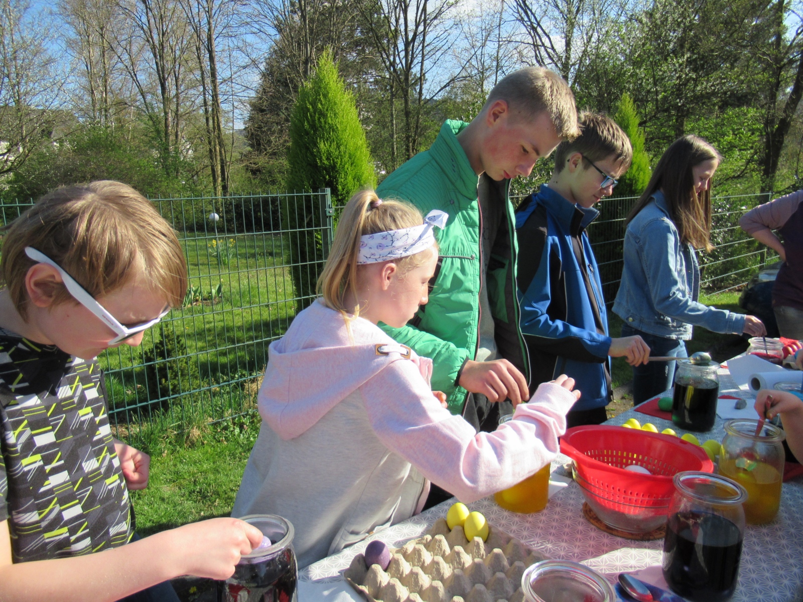 04-15 Ostereier färben 3