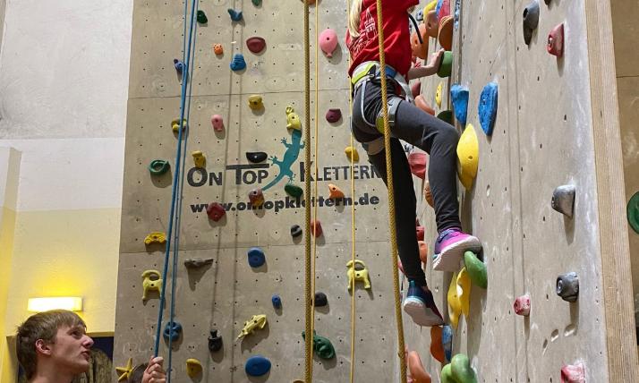 10 Noch helfen die Großen den Jüngeren