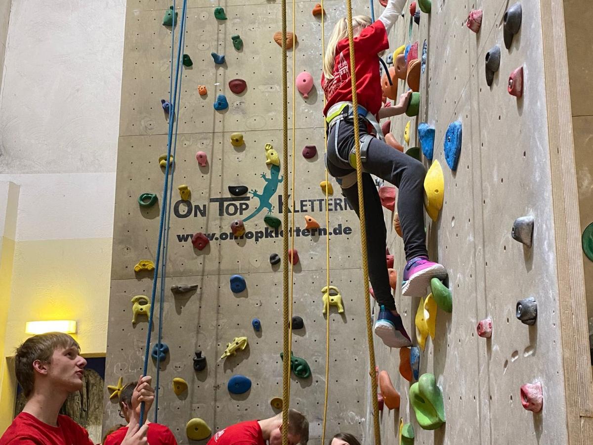 10 Noch helfen die Großen den Jüngeren