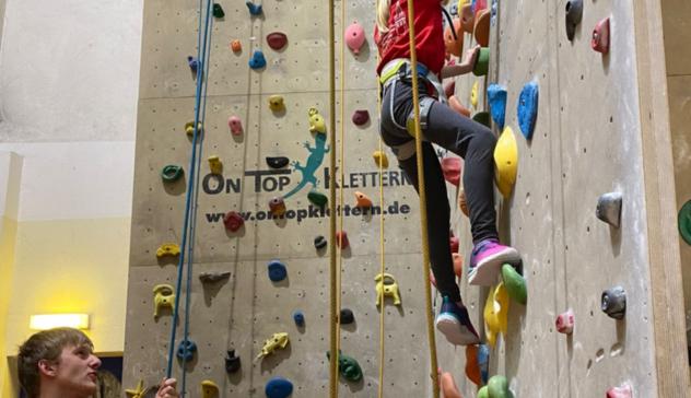 10 Noch helfen die Großen den Jüngeren