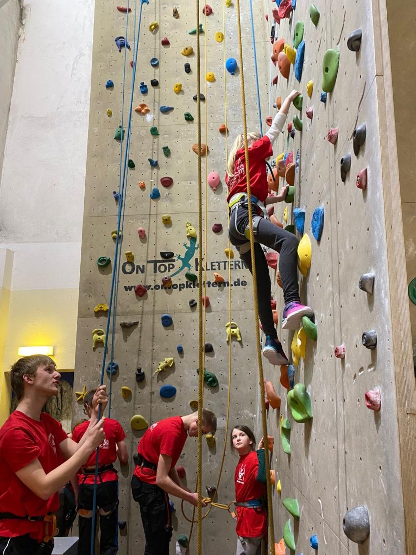 10 Noch helfen die Großen den Jüngeren