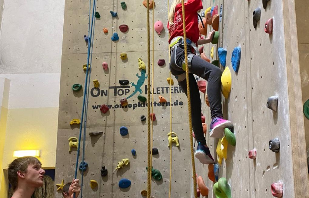 10 Noch helfen die Großen den Jüngeren