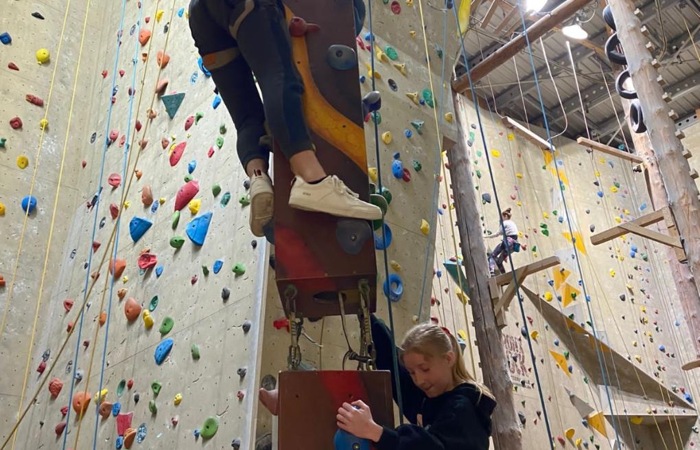 13 Nicht nur an der Wand wird geklettert