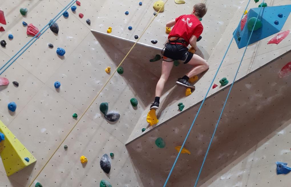 16 Über Überhänge klettern