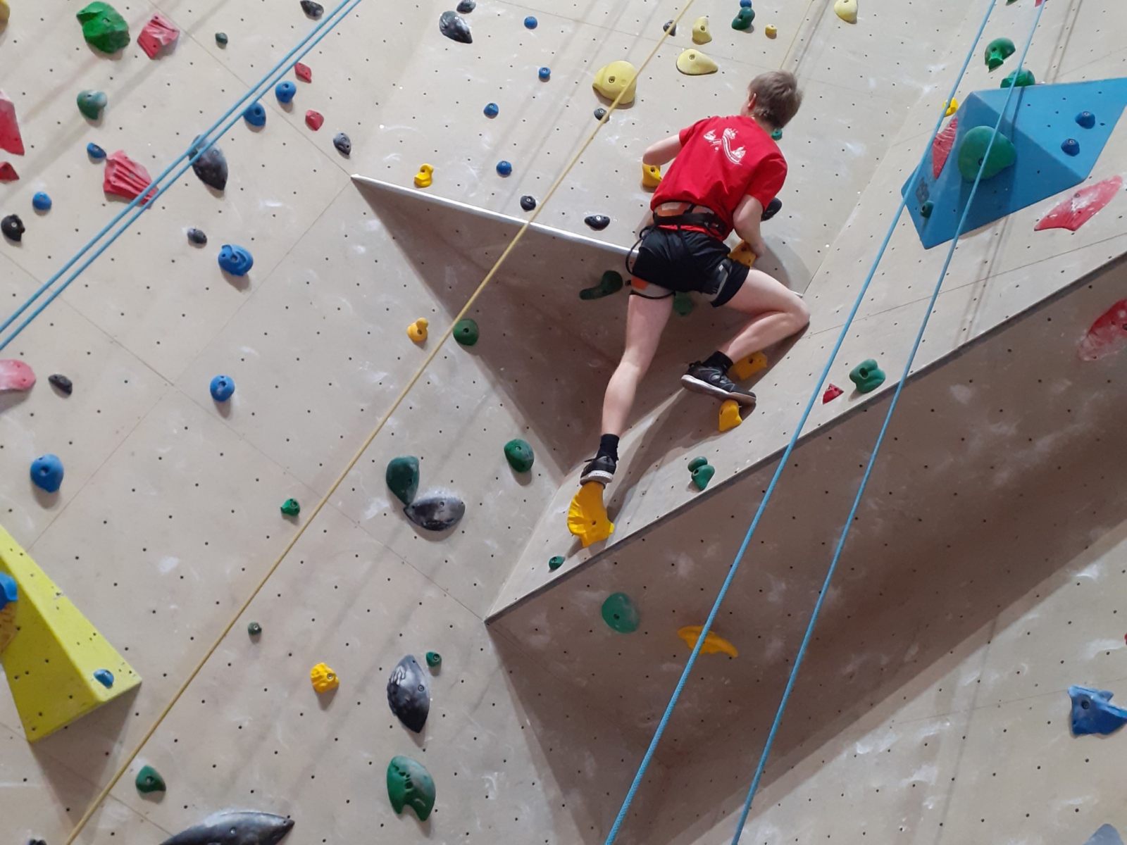 16 Über Überhänge klettern