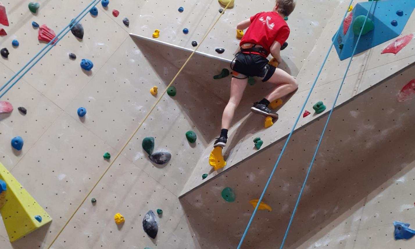 16 Über Überhänge klettern