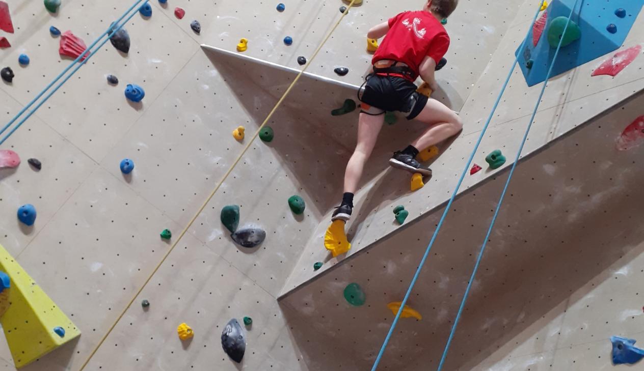 16 Über Überhänge klettern