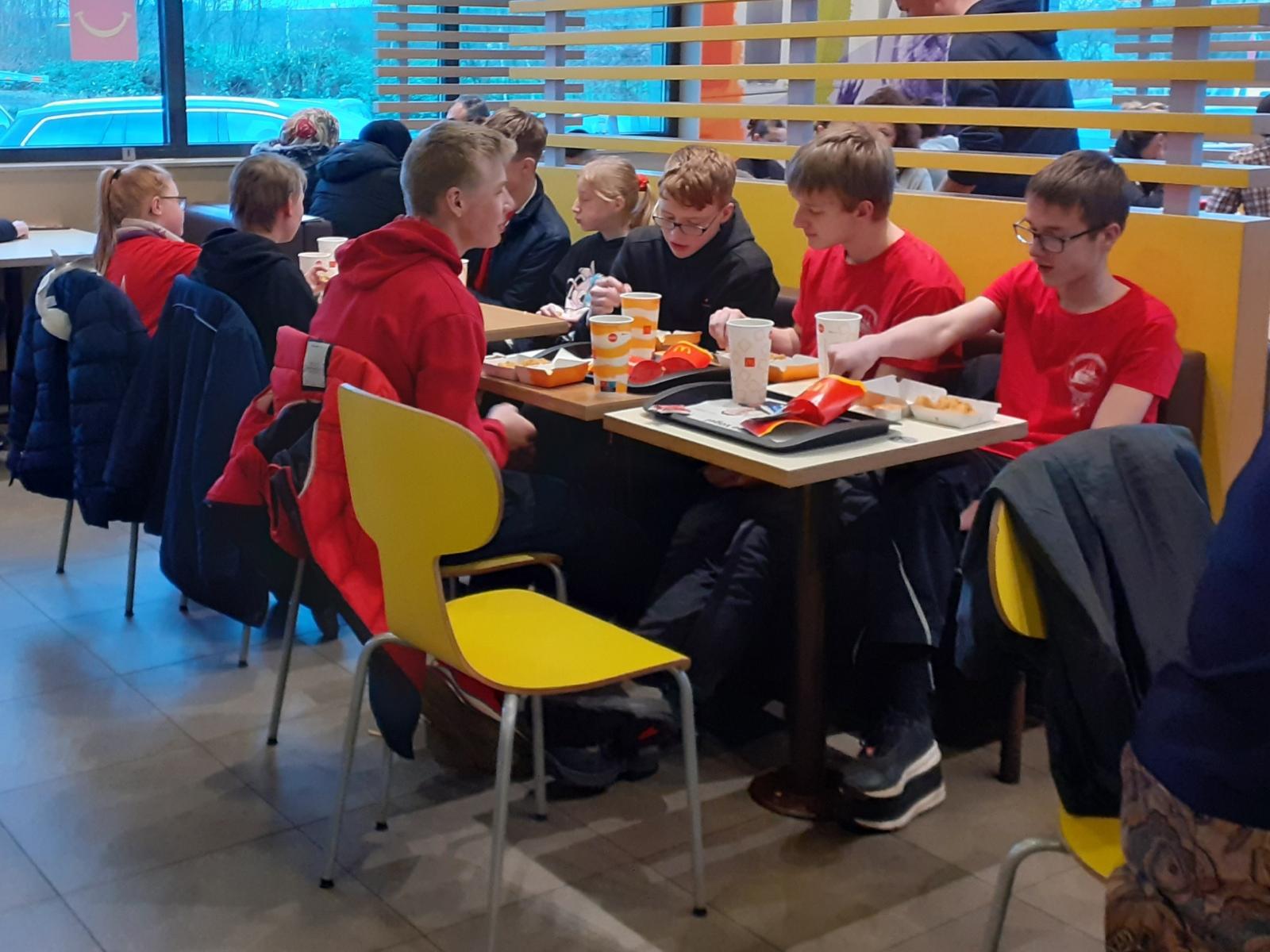 24 Abschluss Abendessen bei Mc Donald