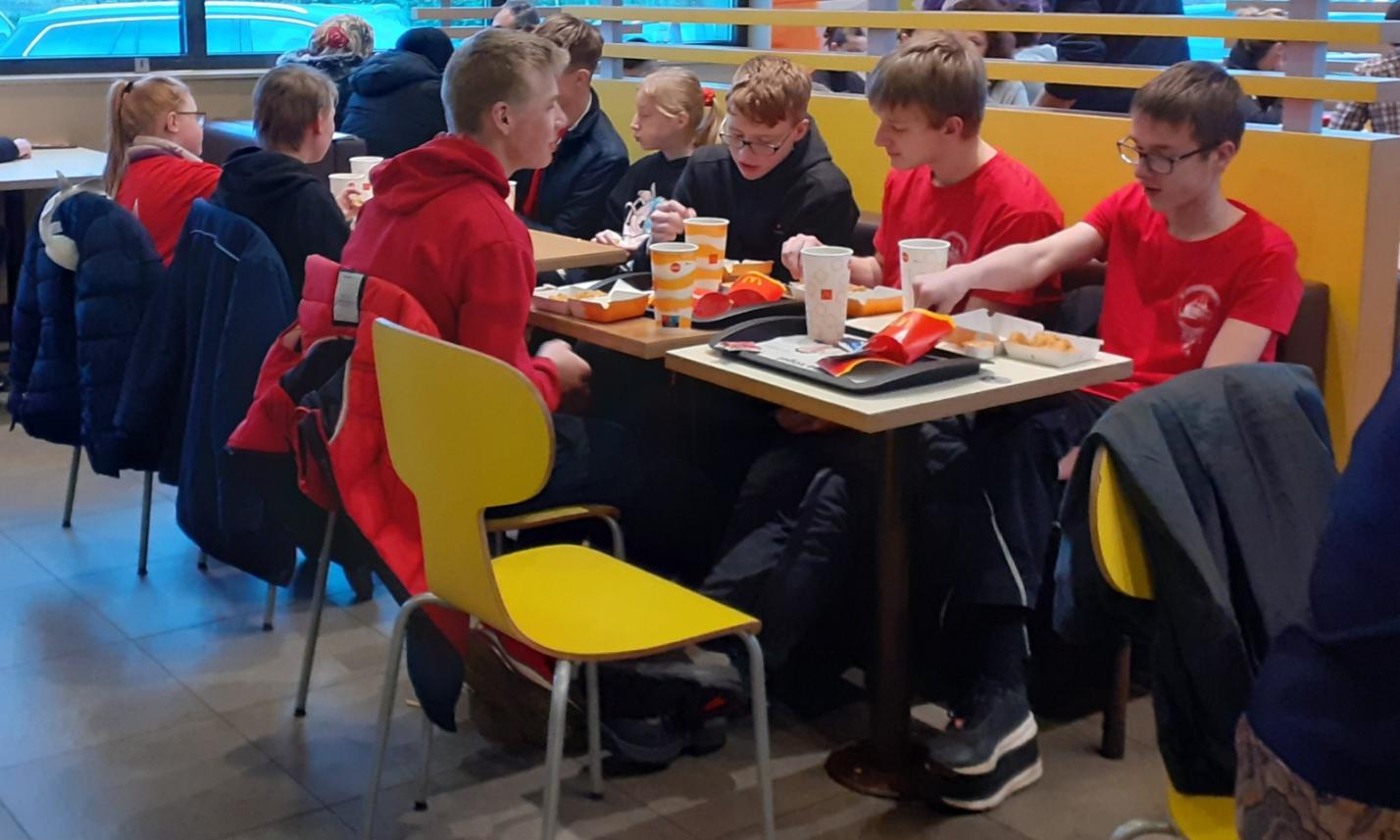 24 Abschluss Abendessen bei Mc Donald